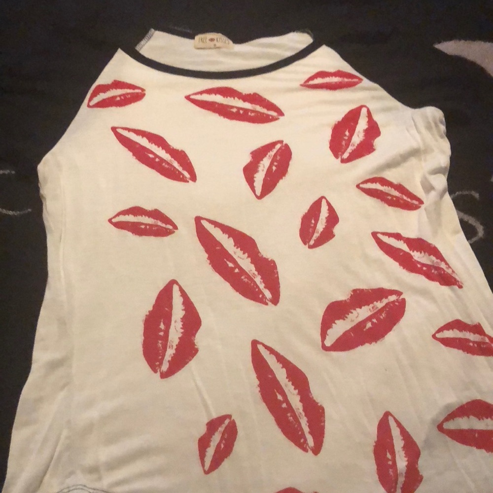 Kisses tee